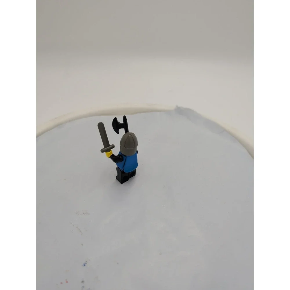 LEGO Castle Black Knights Scale Mail Minifigure cas142 Blue Cape Gray Helmet
